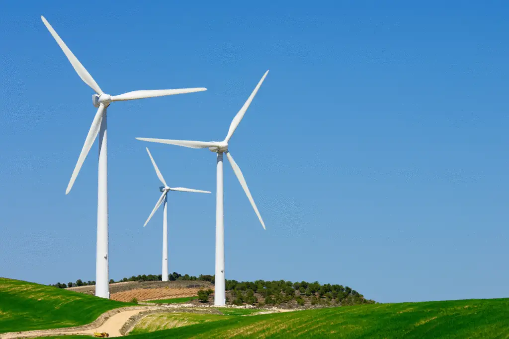 Manufactura de componentes para infraestructura eléctrica y energías renovables.